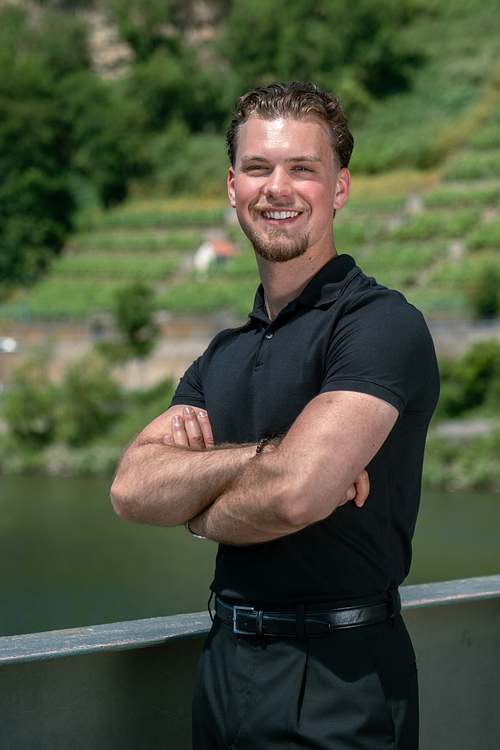 Businessporträt einer Person in den Weinbergen bei Ludwigsburg am Neckar bei natürlichem Tageslicht