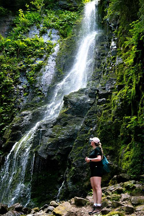 Weibliches Outdoor-Porträt in der Natur am Wasserfall im Schwarzwald