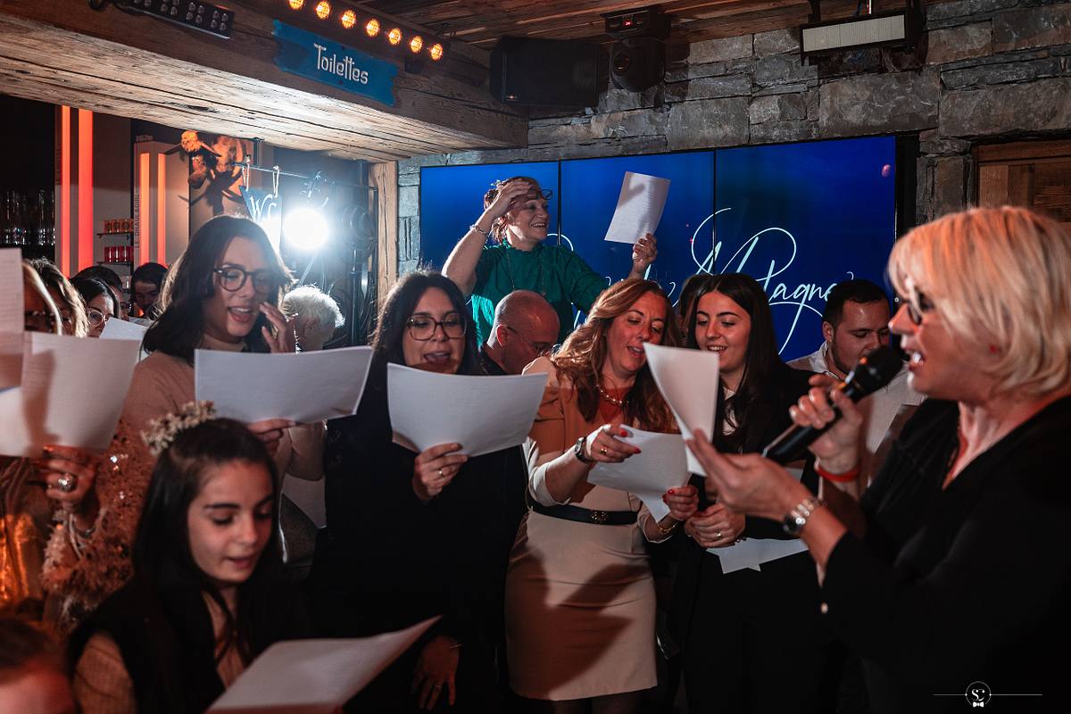 Cocktail et Soir&eacute;e de Mariage avec les invit&eacute;s et les mari&eacute;s qui s'amusent, sourient, s'embrassent et dansent. Les Rhodos La Clusaz Sebastien Clavel Photographe Mariage Lyon