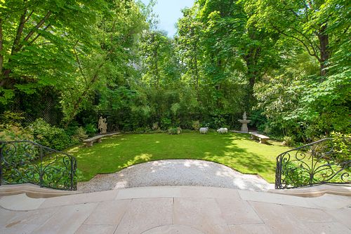 Allée arborée verdoyante dans un jardin privé d'un hôtel particulier haussmannien à Saint-Germain-des-Prés, Paris - Photographie d'architecture et décoration intérieure par Nicolas Karadimos