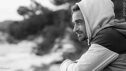 Portrait en noir et blanc d’un homme regardant l’horizon.