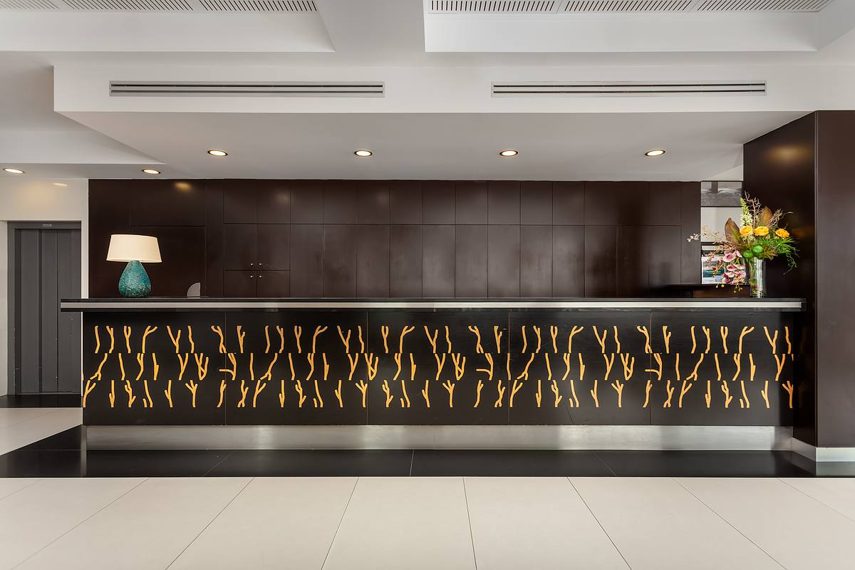 Rece&ccedil;&atilde;o do Hotel Ba&iacute;a Cascais ap&oacute;s renova&ccedil;&atilde;o &ndash; fotografia de interiores de hotel