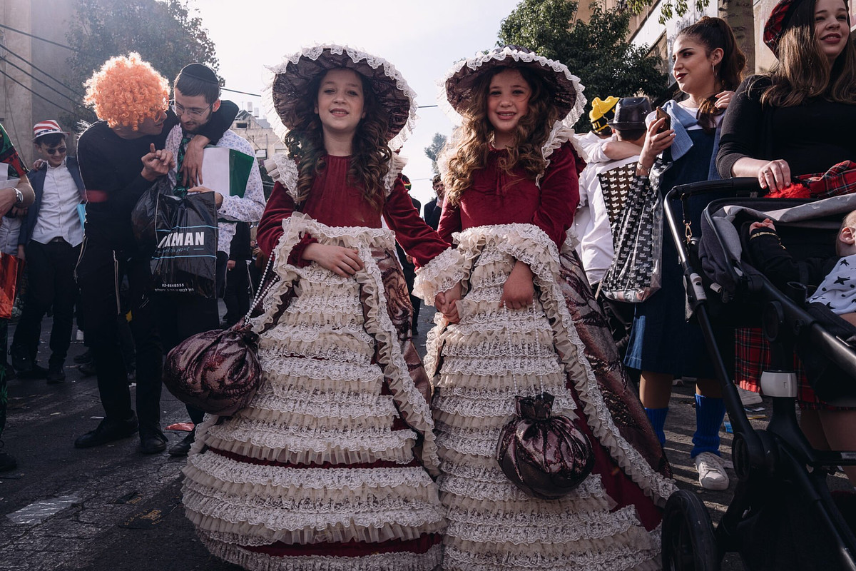 This image has a very wide dynamic range; you can't properly expose all the areas.