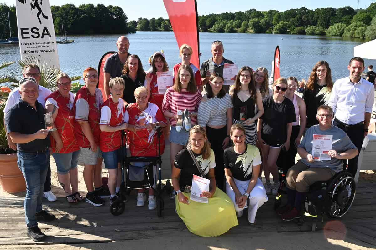 Logo Aktuell E-Paper Veranstaltungen Newsletter Historisches Archiv Lokale Anzeigen Abo-Shop Startseite / Lokalsport / „Ihr habt einfach Tolles geleistet“ Sportlerehrung und Ibb-Awards „Ihr habt einfach Tolles geleistet“ Bei tropischen Temperaturen und prall gefüllten Getränkestationen feiert Ibbenbüren seine Sportlerinnen und Sportler – mit Auszeichnungen, Applaus und echten Gemeinschaftsmomenten am Aasee-Beach.  Alfred Stegemann Von Alfred Stegemann Ibbenbüren · Sportmix Sonntag, 12.07.2026 - 14:00 Uhr Die Gewinner der Ibb-Sport-Awards nahmen ihre Auszeichnungen freudestrahlend entgegen. Die Gewinner der Ibb-Sport-Awards nahmen ihre Auszeichnungen freudestrahlend entgegen. | Foto: Alfred Stegemann Getränkestationen sind aufgebaut. Denn es ist heiß. Das bereitgestellte gekühlte Mineralwasser ist der Renner. Es ist fast so schnell vergriffen, wie Usain Bolt für s Logo Jetzt weiterlesen! Dank IVZ Pur nichts mehr verpassen, was in Deiner Nachbarschaft passiert. AM BELIEBTESTEN Kennenlernmonat 1 € / Woche Zugriff auf IVZ-aktuell im Web und in der App Täglich alle Topthemen direkt aus deiner Region Auf allen Geräten nutzbar Standard 4,99 € / Woche Zugriff auf IVZ-aktuell im Web und in der App Täglich alle Topthemen direkt aus deiner Region Auf allen Geräten nutzbar Bequem bezahlen mit: paypaldirectdebitapplepaygooglepaymastercardvisaamex Ich bin bereits Abonnent Nicht das passende Angebot? In unserem Abo-Shop finden Sie sicher das Richtige. Lassen Sie sich persönlich beraten! Telefon: 05451 933933 (Mo. - Fr. 8 – 17 Uhr) | Email: leserservice@ivz-medien.de Bequem bezahlen mit: paypaldirectdebitapplepaygooglepaymastercardvisaamex Impressum • Datenschutz • AGB • Widerruf • Privatsphäre © 2026 ivz.medien GmbH & Co. KG Alle Rechte vorbehalten  Alfred Stegemann Die Gewinner der Ibb-Sport-Awards nahmen ihre Auszeichnungen freudestrahlend entgegen.