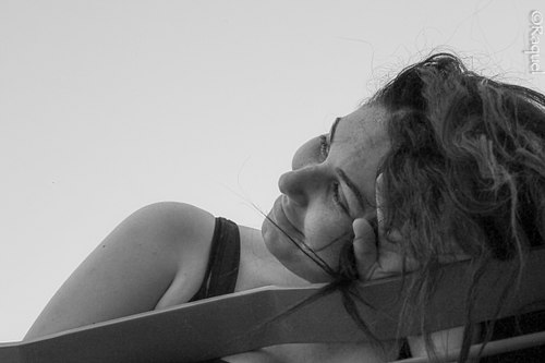 Portrait en noir et blanc d’une femme photographiée en contre-plongée.
