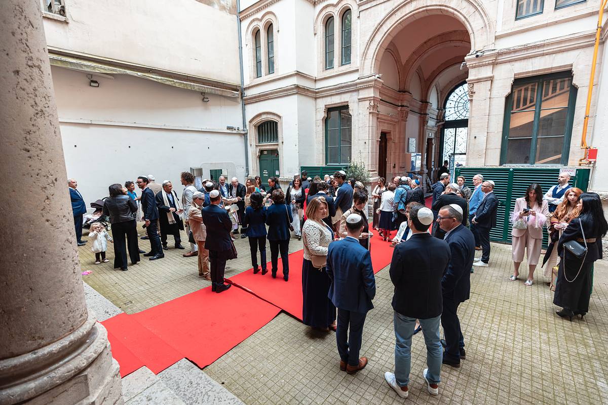 Invit&eacute;s r&eacute;unis devant la synagogue avant la c&eacute;r&eacute;monie de mariage &agrave; Lyon