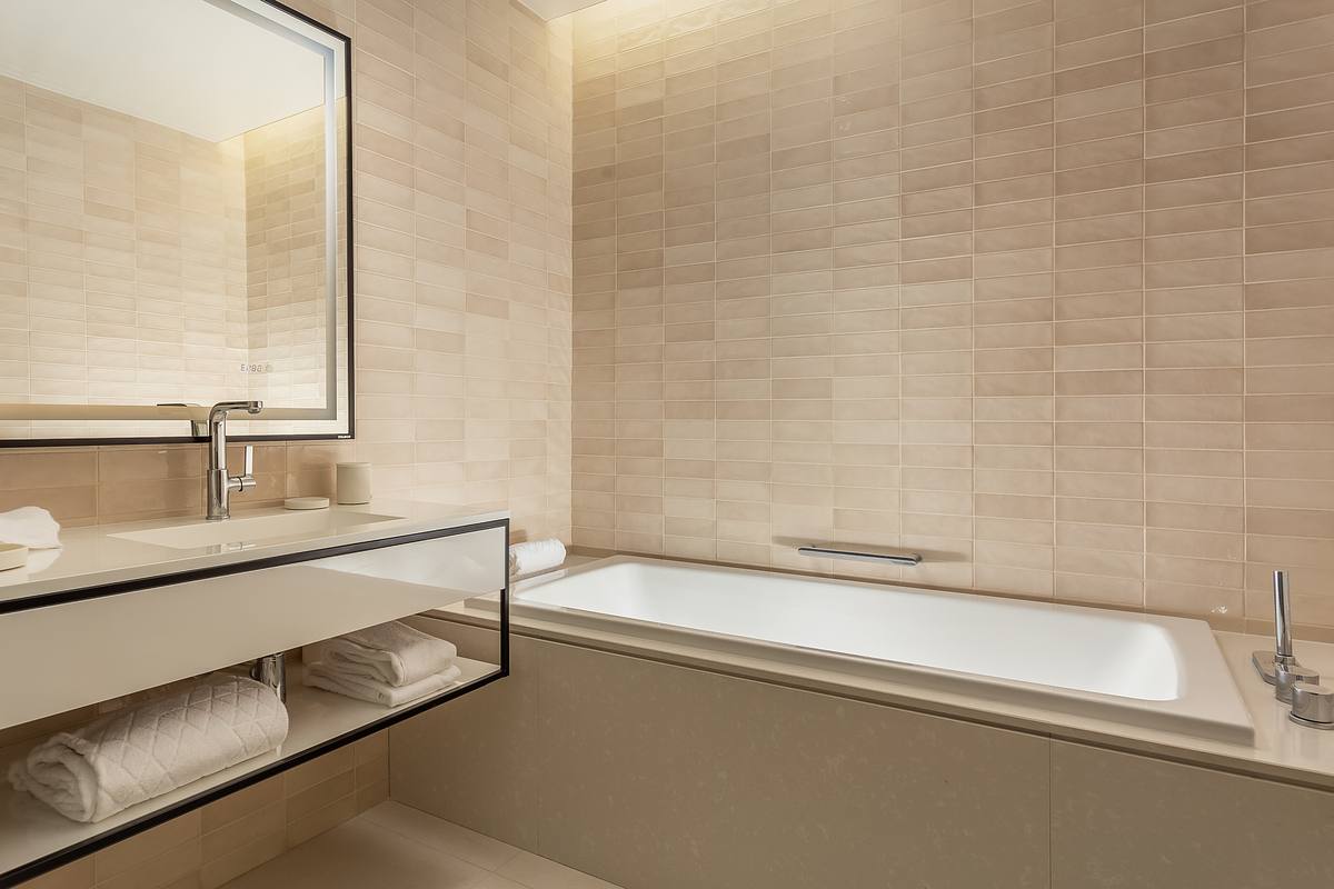 Hyatt Regency Lisboa Queen Bed Room Bathroom Detail