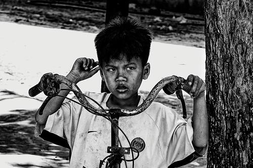 Portrait d'un enfant pris en photo de rue à Sapa au Vietnam