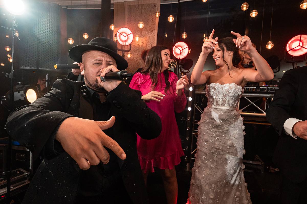 Un chanteur enjou&eacute; anime la f&ecirc;te, accompagn&eacute; par la mari&eacute;e et une invit&eacute;e, dans un spectacle plein d'entrain au Pavillon du Casino Lyon vert, immortalis&eacute; par Sebastien CLAVEL Photographe mariage Lyon