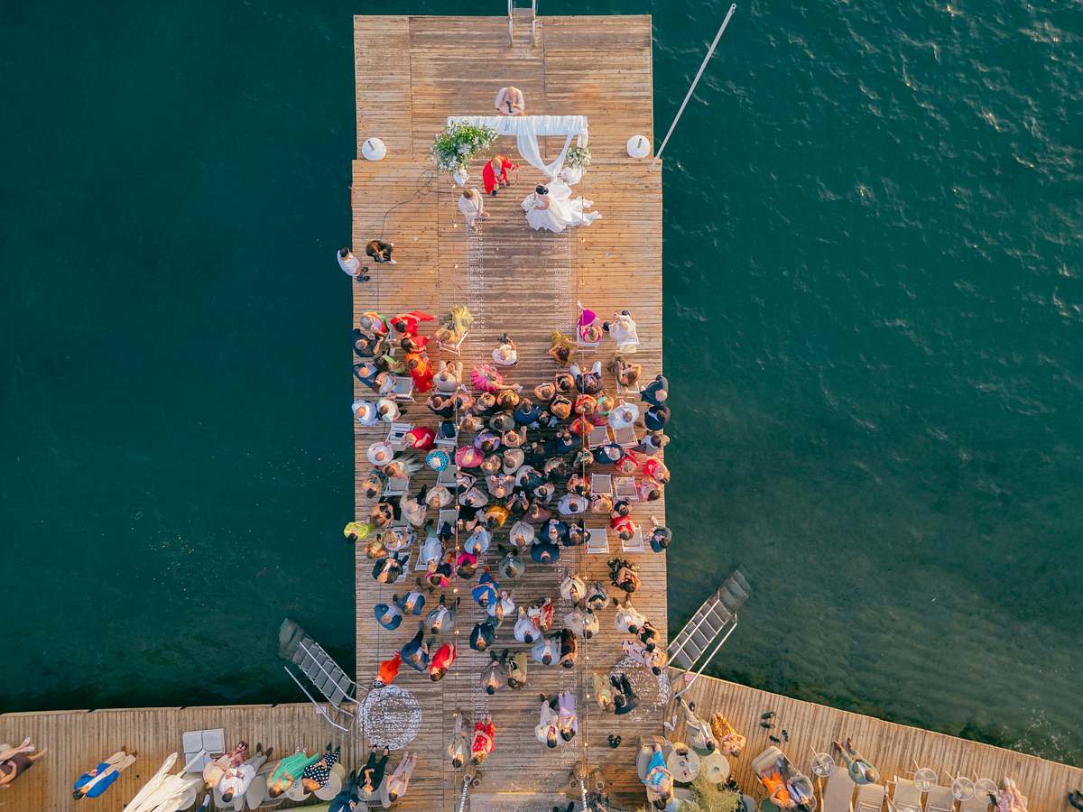 Moon Beach iskelesinde seremoniyi çevreleyen misafirlerin drone ile tepeden görünümü