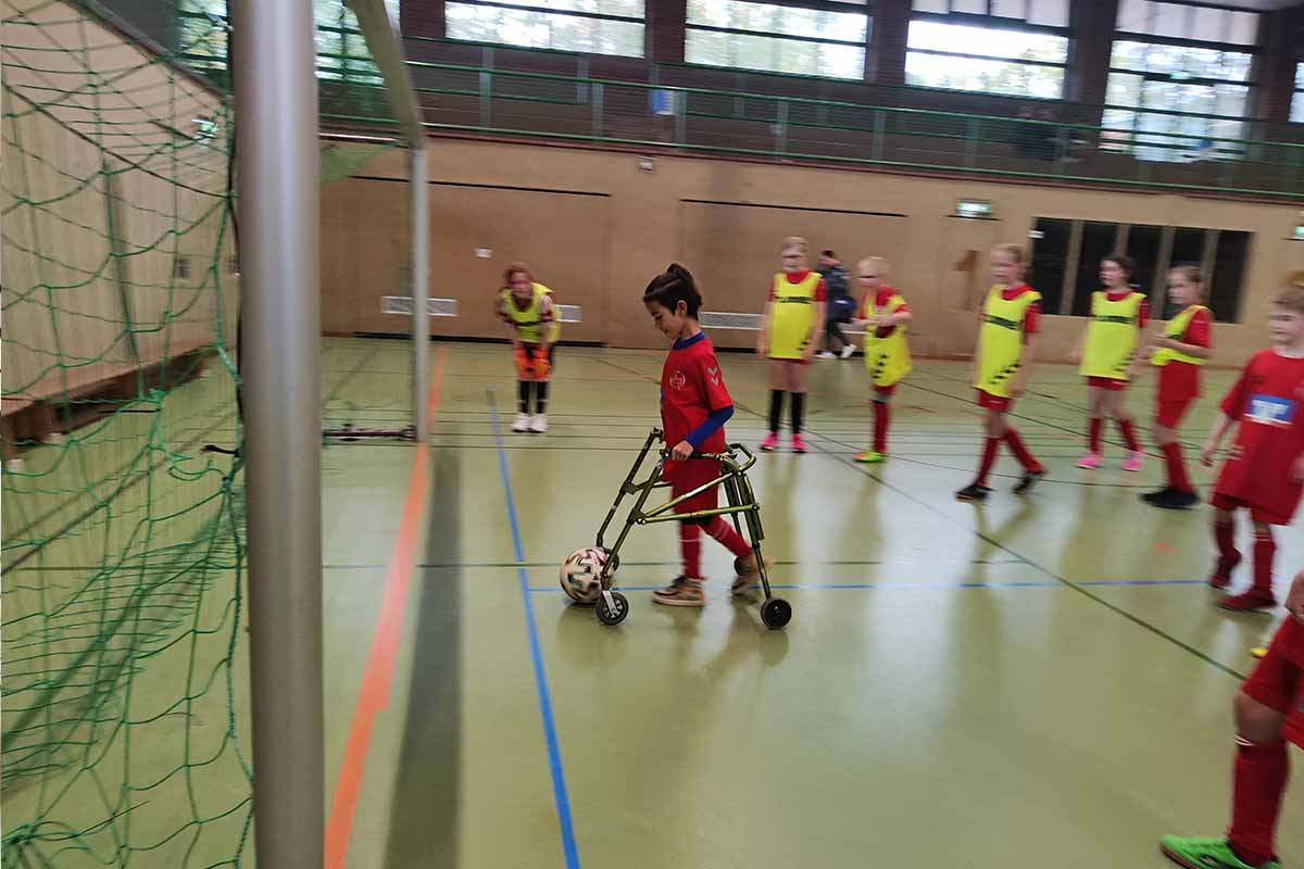 udor schießt ein Tor mit seinen Rollator