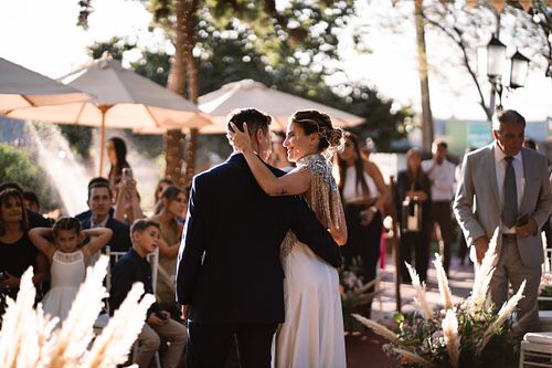 Novios entrando a la ceremonia - Fotografía de boda Santiago