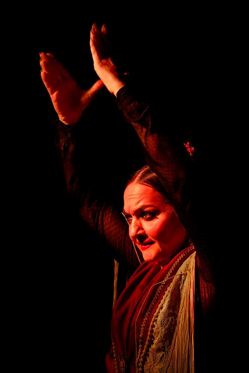 Danseuse levant les bras pendant la danse