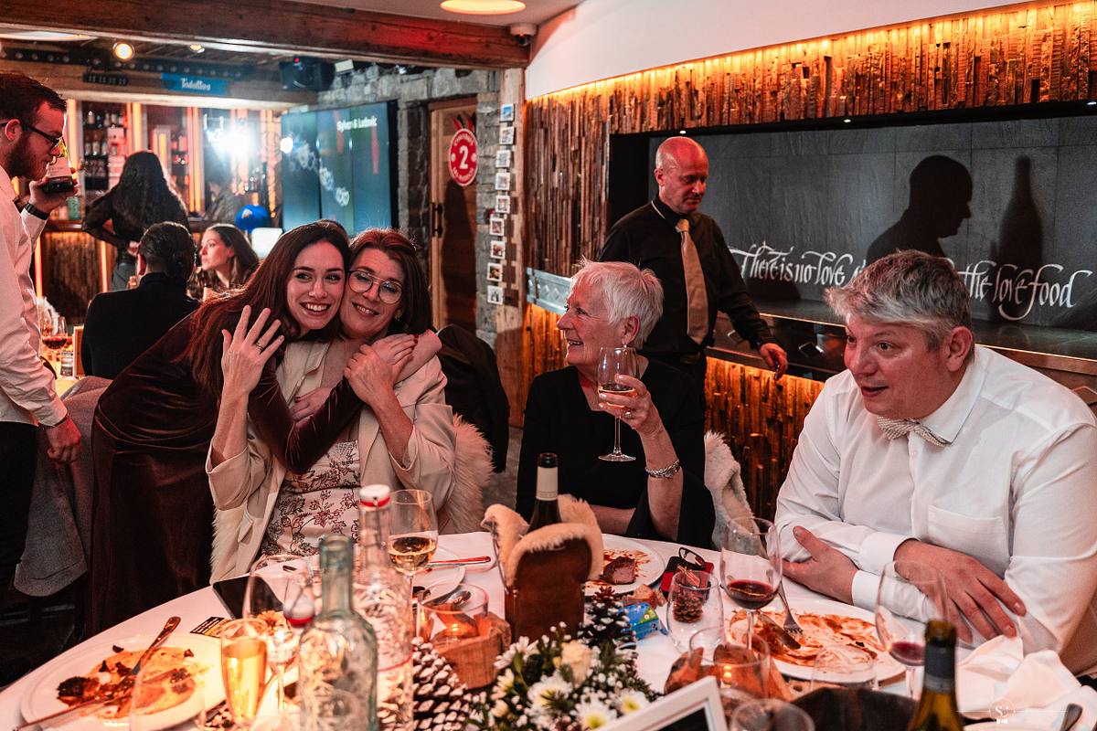 Cocktail et Soir&eacute;e de Mariage avec les invit&eacute;s et les mari&eacute;s qui s'amusent, sourient, s'embrassent et dansent. Les Rhodos La Clusaz Sebastien Clavel Photographe Mariage Lyon