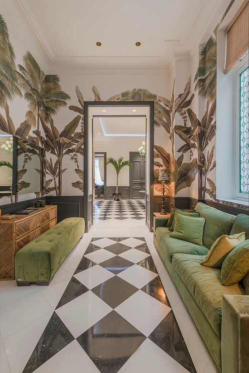 Entrée d’un appartement haussmannien de 400 m² rue du Faubourg Saint-Honoré avec console en rotin, banquette verte et papier peint à motifs de palmiers. Photographie d’architecture intérieure par Nicolas Karadimos.