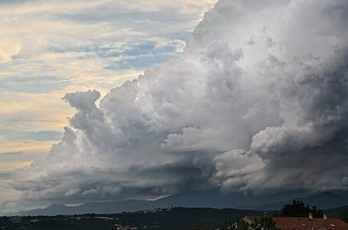 Landschaftsfotografie einer dramatischen Gewitterfront mit massiven Sturmwolken über den Bergen nahe Rijeka in Kroatien.