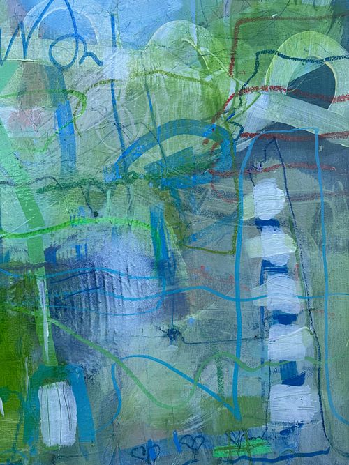 Abstraktes Acrylgemälde in Blau und Frühlingsgrün mit fließenden Linien und Collage-Elementen – „Frühlingsspaziergang am Wasser" von Sylvie Gasser / AtelierWerkstatt , Abstract acrylic painting in blue and spring green with flowing lines and collage elements – "Spring Walk by the Water" by SylvieGasser/ AtelierWerkstatt