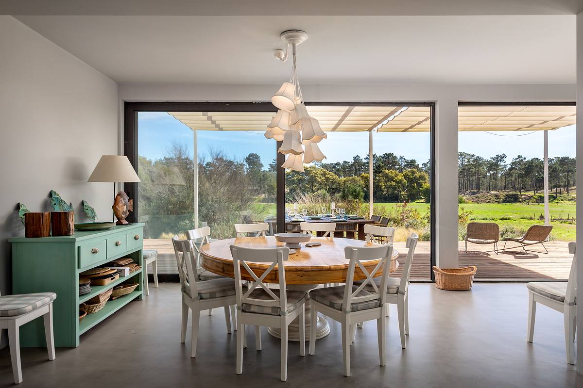 Fotografia de interiores de moradia T3 na Comporta com luz natural e homestaging