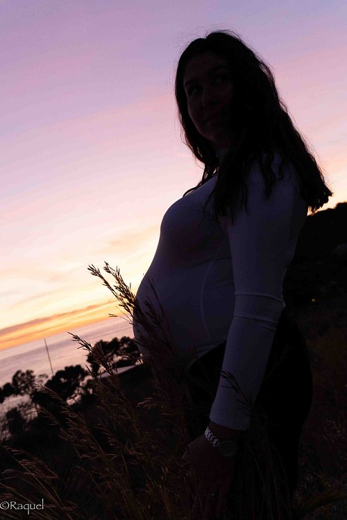 Silhouette d’une future maman au coucher du soleil lors d’une séance photo grossesse à Carqueiranne.