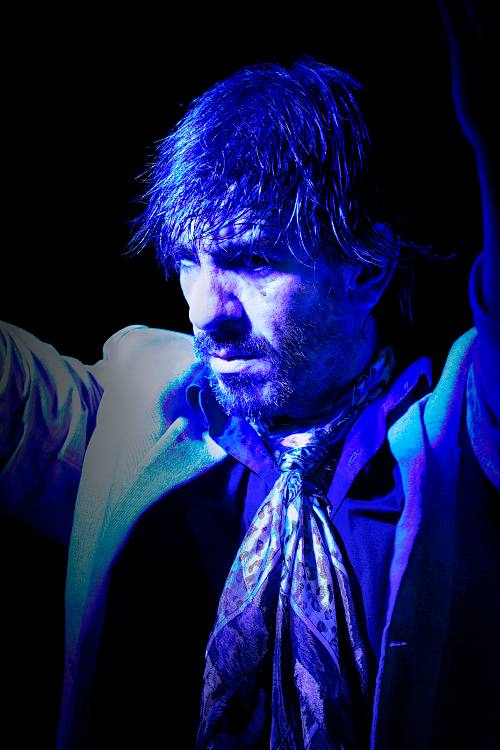 Danseur de flamenco sous un éclairage bleu intense