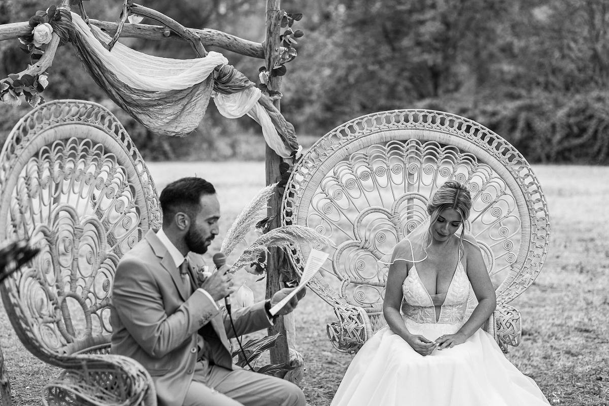 Mari&eacute; &eacute;non&ccedil;ant ses v&oelig;ux avec &eacute;motion face &agrave; sa mari&eacute;e attentive, au sein d'un cadre naturel lors de leur mariage &agrave; N&icirc;mes