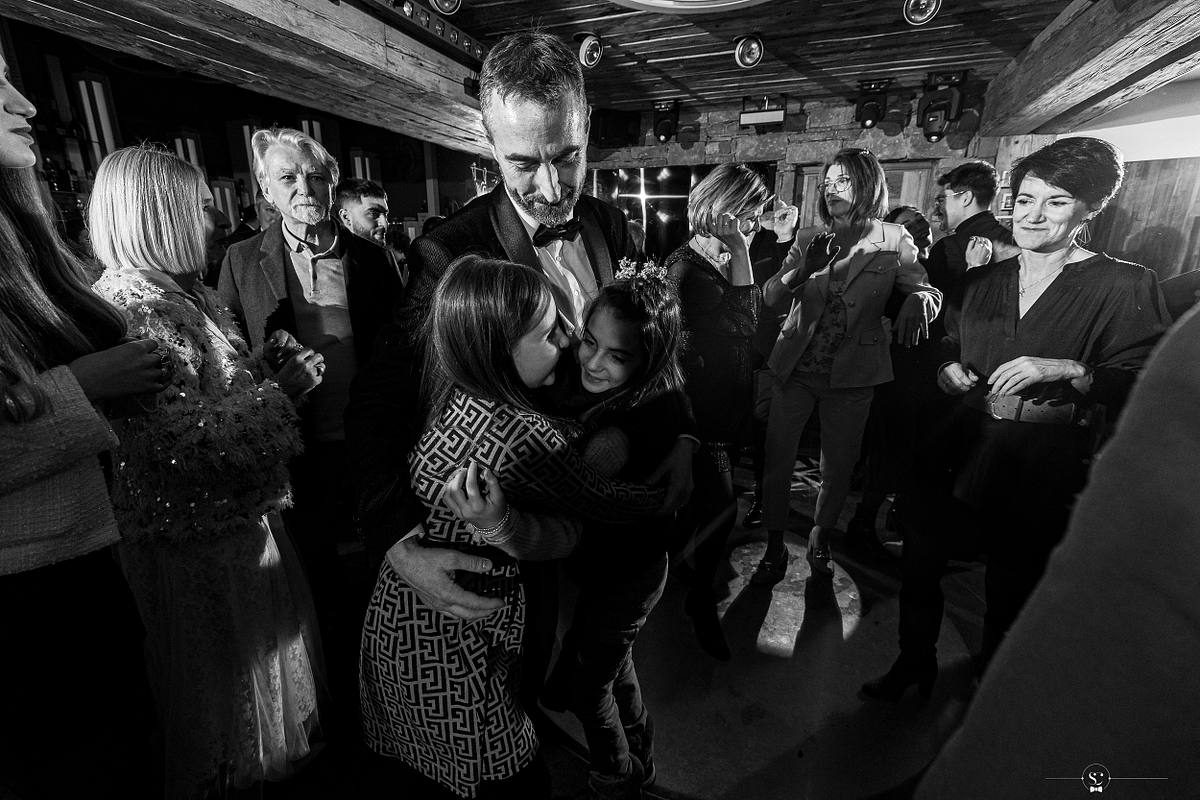Cocktail et Soir&eacute;e de Mariage avec les invit&eacute;s et les mari&eacute;s qui s'amusent, sourient, s'embrassent et dansent. Les Rhodos La Clusaz Sebastien Clavel Photographe Mariage Lyon
