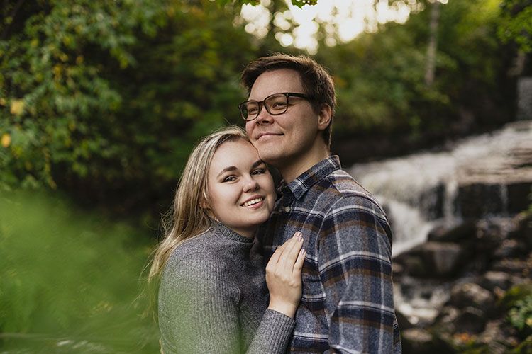 Verlovingsfoto's van een gelukkig stel