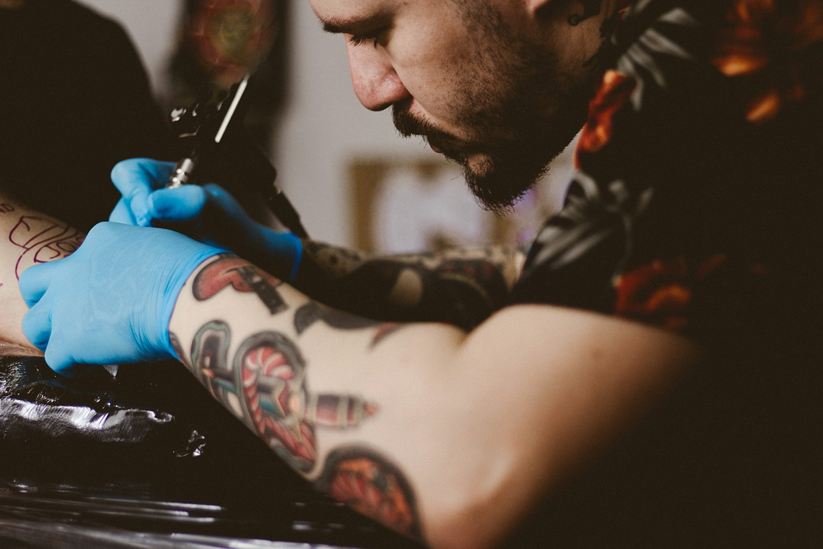 Tatoeëerder die inkt aanbrengt