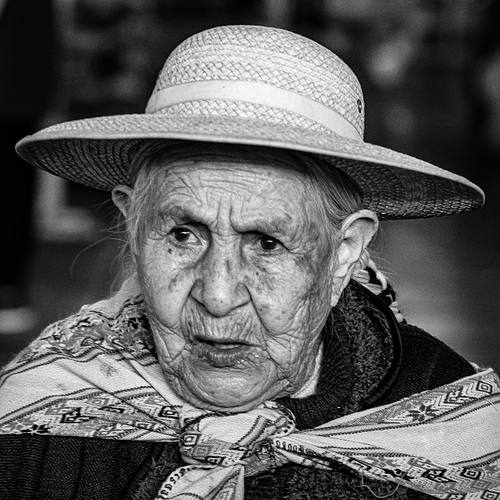Portrait noir et blanc d'une femme du Pérou