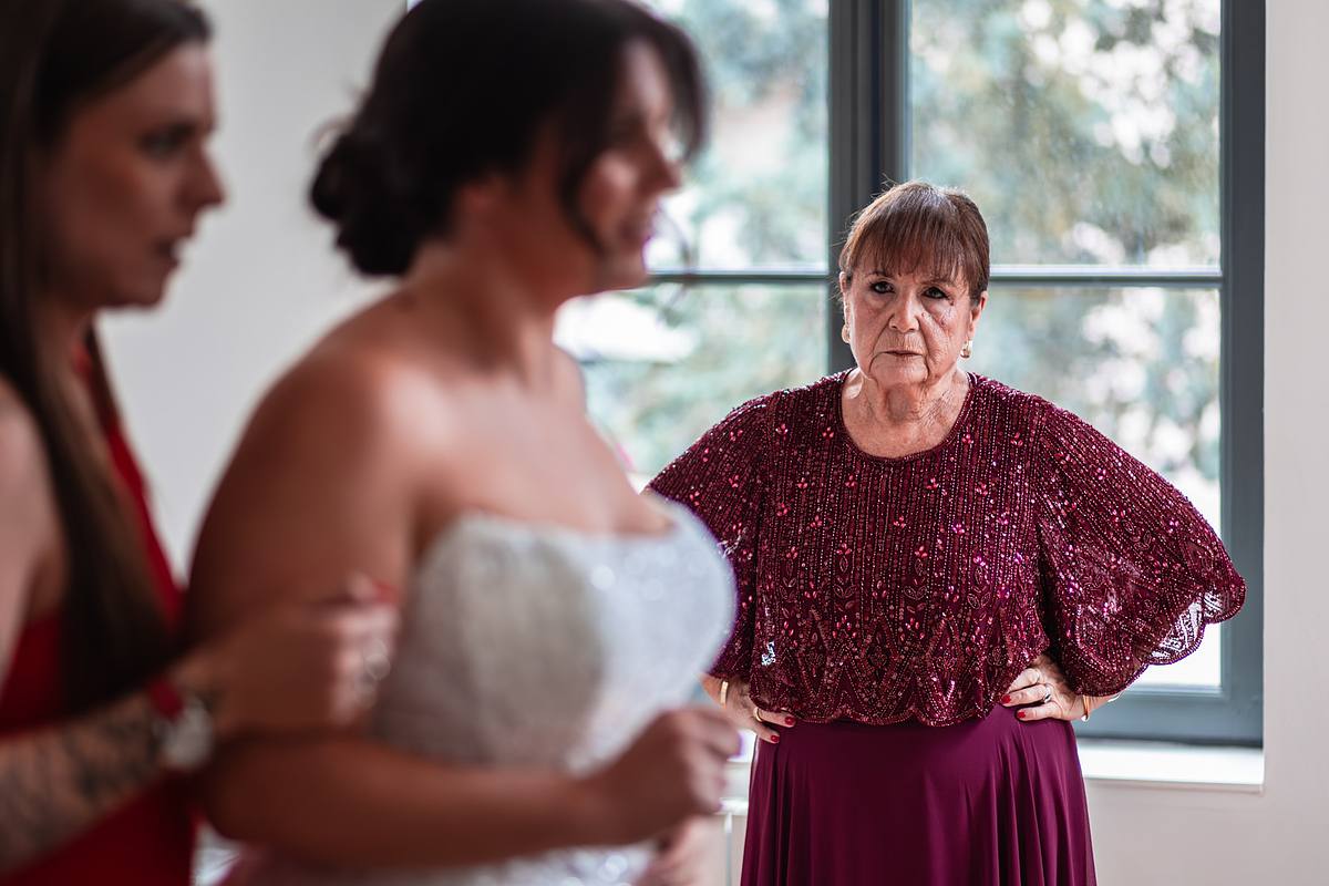 Maman observe la mari&eacute;e pendant ses pr&eacute;paratifs &agrave; Lyon, reportage de S&eacute;bastien Clavel