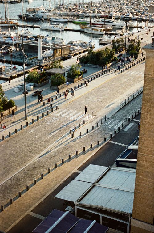 Vue en hauteur sur les quais et les bateaux du Vieux-Port de Marseille en fin de journée, photographie Fine Art de Dimitri Eteni