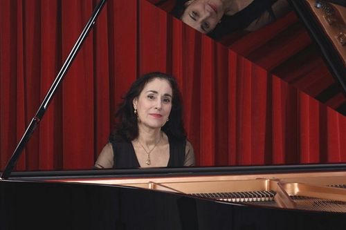 Myriam Birger at the piano in concert, Théâtre des Champs-Élysées, Paris