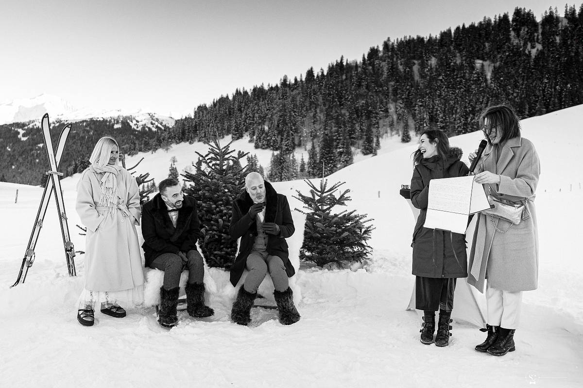 C&eacute;r&eacute;monie La&iuml;que sous la neige devant le Mont Blanc. Mariage Les Rhodos La Clusaz Sebastien Clavel Photographe Mariage Lyon