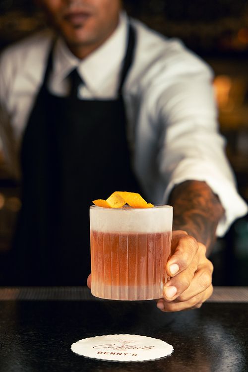 Preparación de coctel Old Fashioned en bar de la ciudad de Panamá