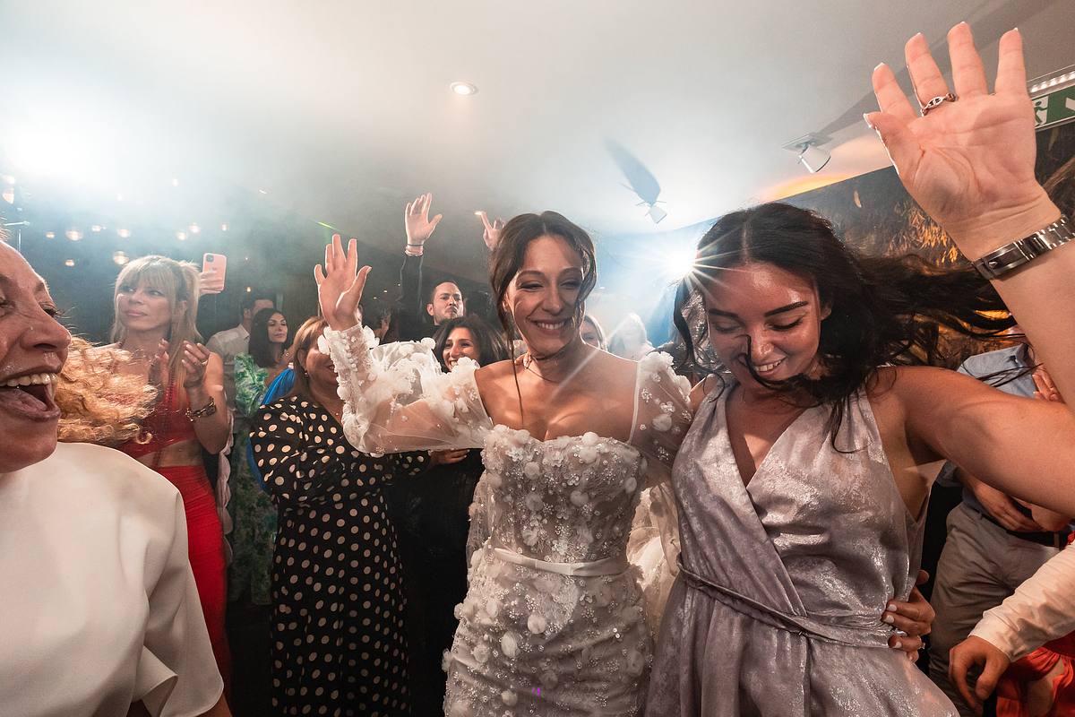 La mari&eacute;e, &eacute;clatante de joie, danse avec une amie dans une ambiance exalt&eacute;e, un moment de pur bonheur saisi par Sebastien CLAVEL Photographe mariage Lyon au Pavillon du Casino Lyon vert
