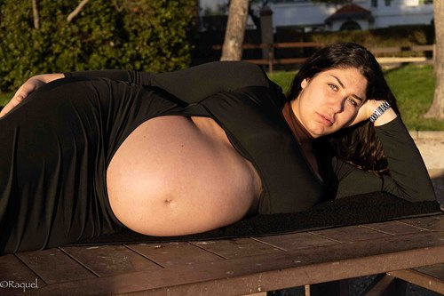 Future maman allongée lors d’une séance photo grossesse en lumière naturelle à Carqueiranne.
