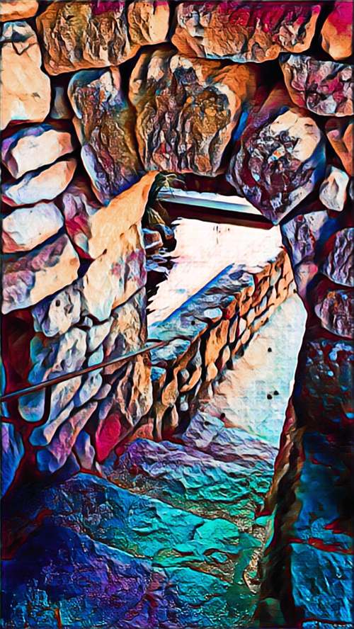 Steinportal mit Treppe und schmalem Weg in ruhiger Natursteinarchitektur