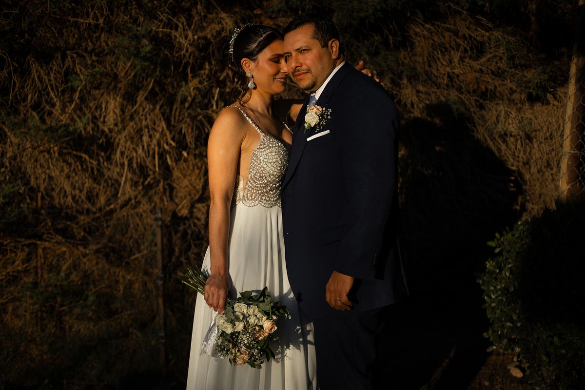 Novios abrazados durante su matrimonio al aire libre en Santiago de Chile