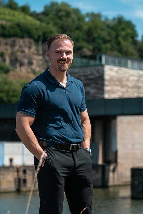 Einzelnes Businessportrait im Outdoor-Setting an der Schleuse am Neckar bei Ludwigsburg