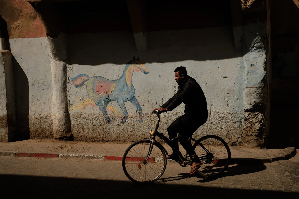 To capture the man on the bicycle sharply, I used 1/800s.