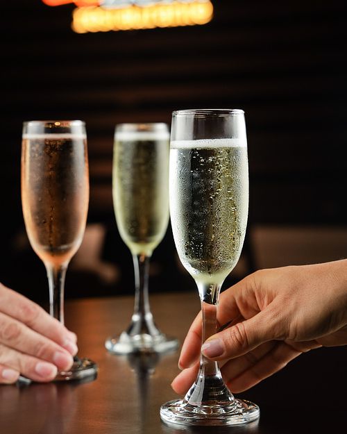 Copas de champaña en cena de restaurante de Panamá