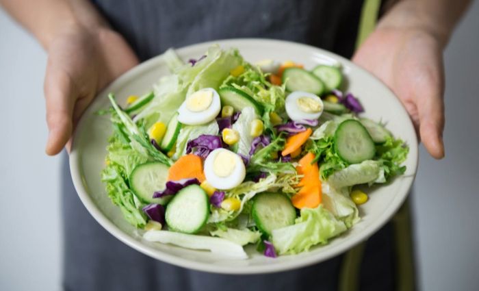 afbeelding van een bord met salade en kruiden