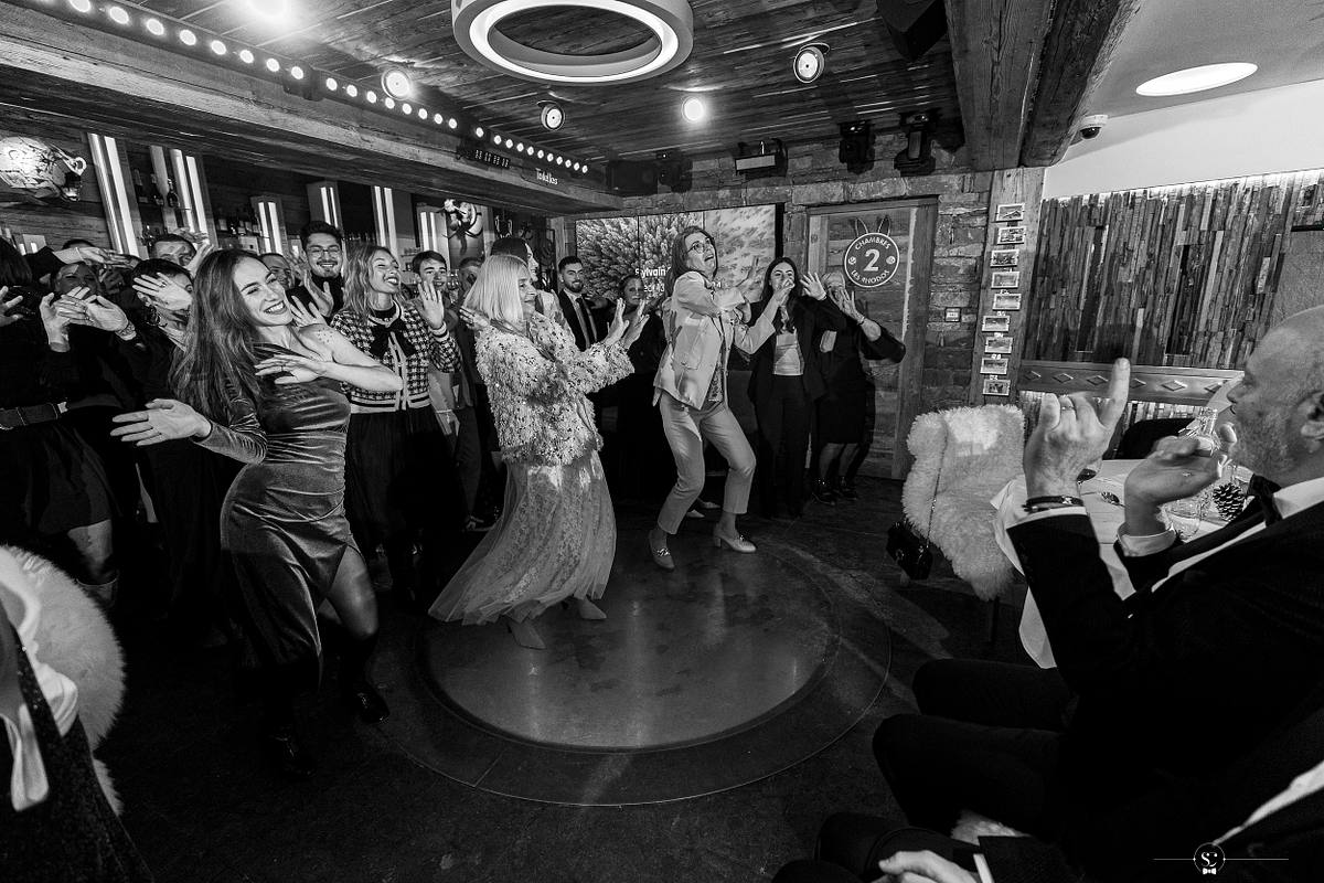 Cocktail et Soir&eacute;e de Mariage avec les invit&eacute;s et les mari&eacute;s qui s'amusent, sourient, s'embrassent et dansent. Les Rhodos La Clusaz Sebastien Clavel Photographe Mariage Lyon