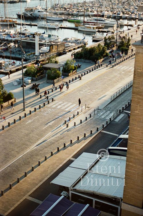 Vue en hauteur sur les quais et les bateaux du Vieux-Port de Marseille en fin de journée, photographie Fine Art de Dimitri Eteni