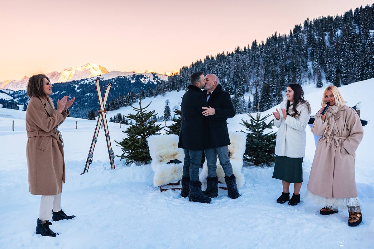 C&eacute;r&eacute;monie La&iuml;que sous la neige devant le Mont Blanc. Mariage Les Rhodos La Clusaz Sebastien Clavel Photographe Mariage Lyon