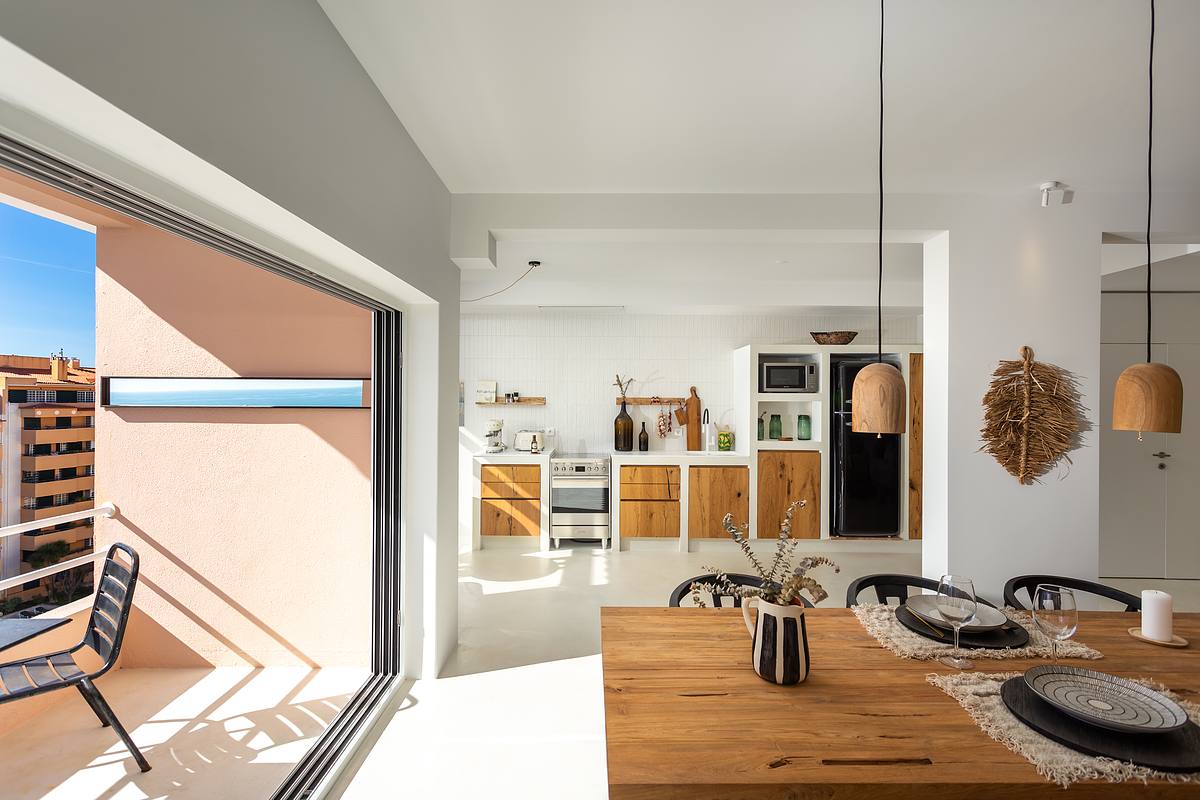 Detalhes de interiores de apartamento T2 na Guia em Cascais com foco em materiais e textura