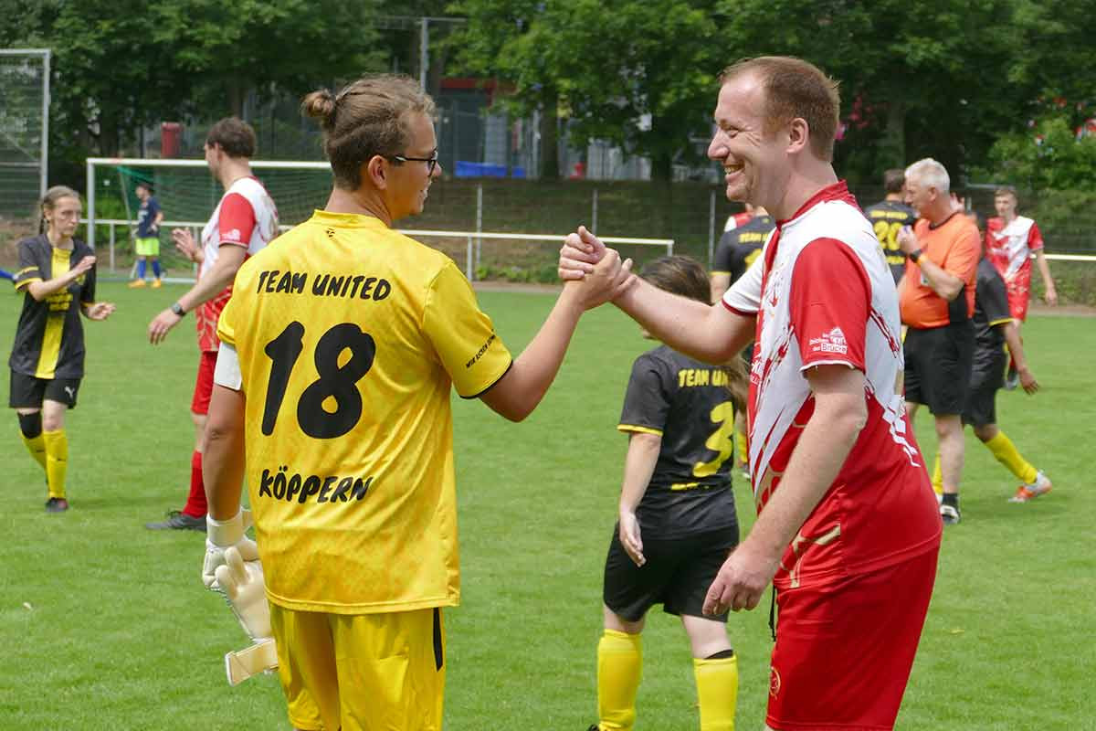 Große Freude beim Wiedersehen auf dem Platz