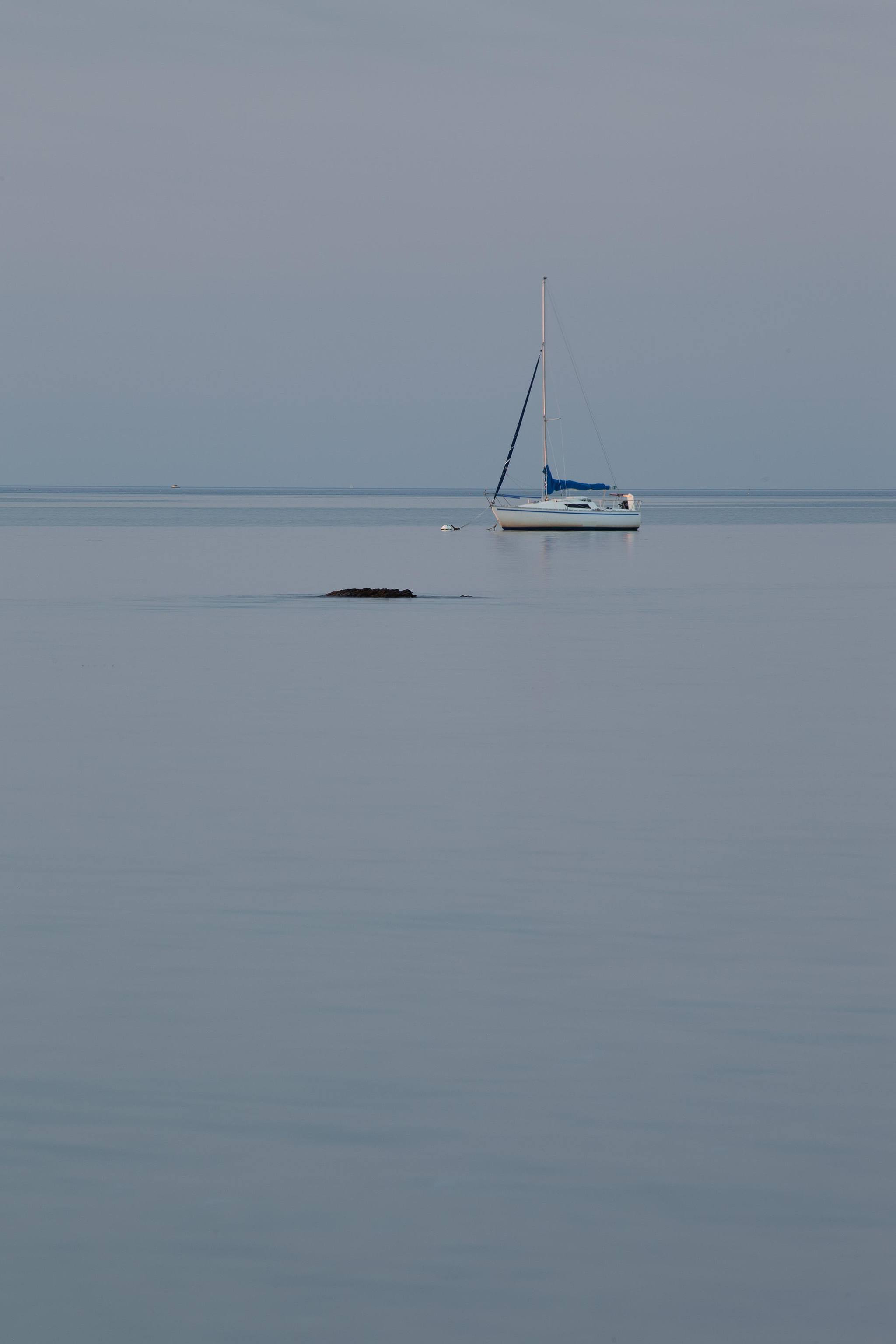 Mer calme au coucher du soleil.