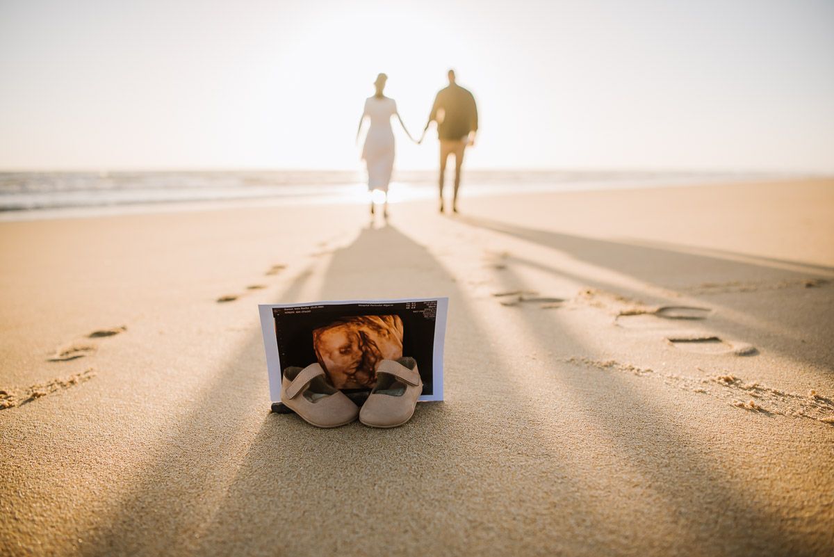 Sessao fotografica de familia no Algarve - pais e filho de maos dadas na praia