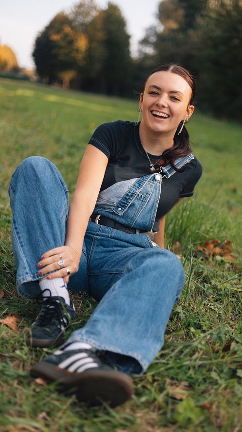 Stap in de wereld van Mirthe, waar liefde, lachen en dierbare herinneringen tot leven komen door de lens van een camera.